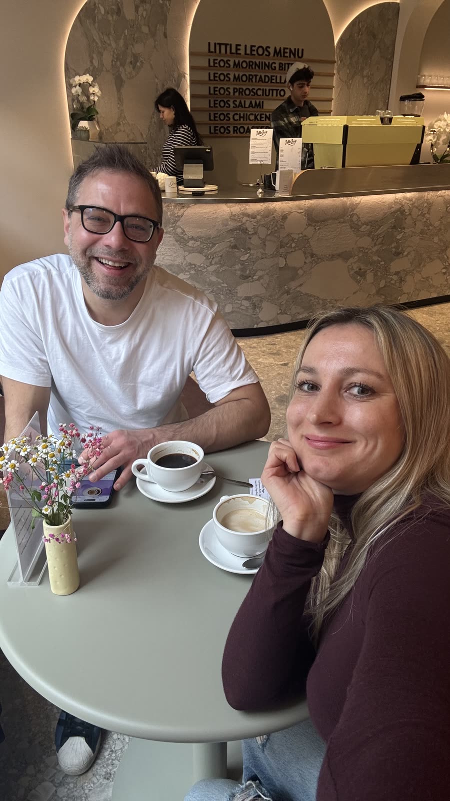 Petra und Filip im Café