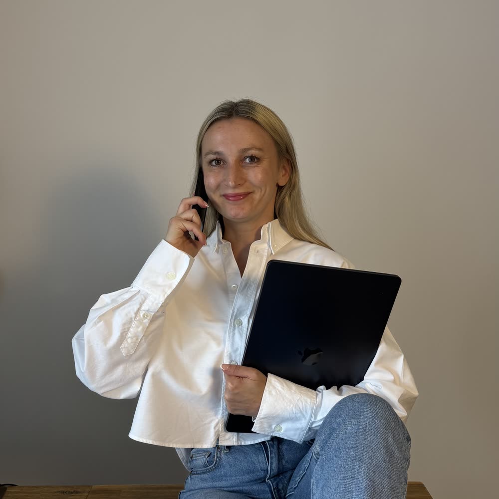 Petra Hric-Madrzyk am Telefon